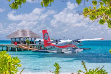Ari Atoll, Maldivler - 05.05.2018: Lüks tatil beldesinde Maldivler deniz uçağı, uçağı taşıyan ahşap iskele, kalkışa hazır. Maldivler adasında tropik ada geçmişi, seyahat ve turizm kavramı