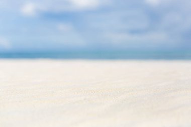 Kıyıda mavi deniz manzaralı bir kumun yakınına. Huzurlu sahil manzarası, yumuşak kum, huzurlu doğa.