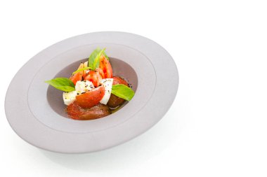 Avokado salatası, kiraz domatesleri ve ballı pastırma soslu mozzarella. Lüks gurme salata beyaz üzerine izole