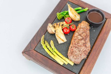 Enfes yemek, yaratıcı restoran yemeği konsepti, özel tasarım yemekler. Lüks gurme yemek geçmişi. Buharda pişmiş sebzeli biftek ve sos.