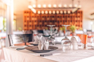 Gün batımında boş bir restoran masası. Gurme lokantasında güzel bir masa.