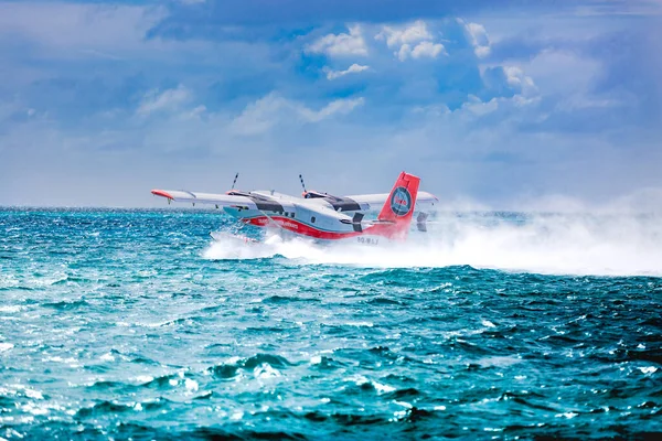 2019 Ari Atoll Maldivian モルディブの海の着陸にトランス モルディブ航空の水上飛行機でエキゾチックなシーン モルディブの休暇や休暇のコンセプトの背景 夏休み交通 — ストック写真