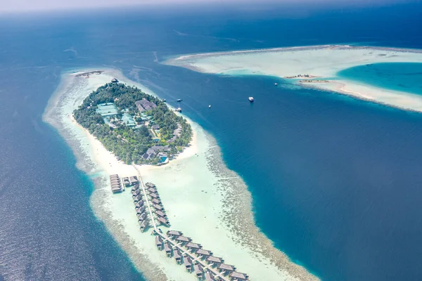 Drone Vista Aérea Hermosa Isla Forma Corazón Tropical Entre Agua —  Fotos de Stock