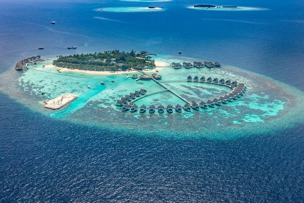 Drone Vista Aérea Hermosa Isla Forma Corazón Tropical Entre Agua —  Fotos de Stock