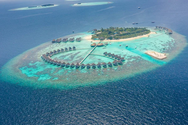 Drone Vista Aérea Hermosa Isla Forma Corazón Tropical Entre Agua — Foto de Stock