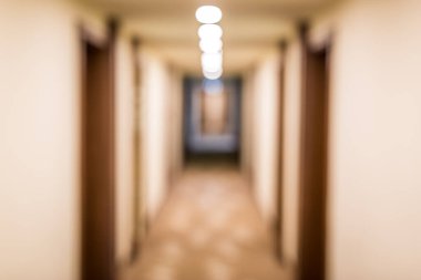 Antika binadaki eski boş iç mekan. Daire binasındaki koridor, bulanık ışıklar, kapılar.