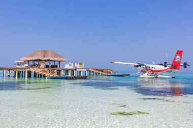 Ari Atoll, Maldivler - 05.05.2018: Lüks tatil beldesinde Maldivler deniz uçağı, uçağı taşıyan ahşap iskele, kalkışa hazır. Maldivler adasında tropik ada geçmişi, seyahat ve turizm kavramı