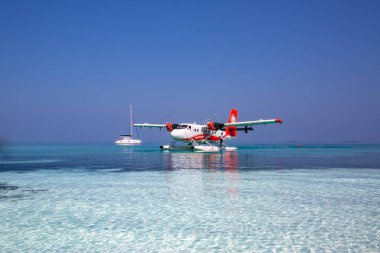 Ari Atoll, Maldivler - 05.05.2018: Tropikal sahil beldesinde deniz uçağı. Maldivler adalarında deniz uçağıyla lüks yaz seyahatleri. Egzotik tatil ya da tatil ulaşımı, Maldivler denizi