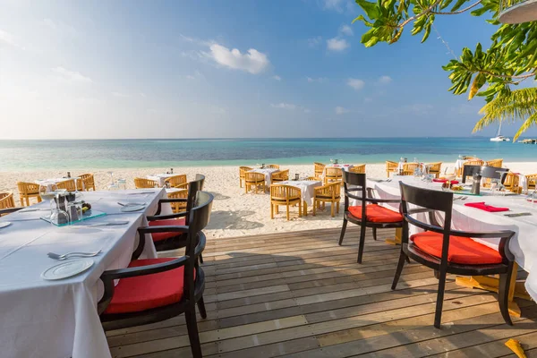 モルディブのビーチでのレストラン ビーチの屋外レストラン トロピカルビーチレストランでのテーブルセッティング ビーチやリゾートの屋外カフェでパステルトーンで美しいテーブルセッティングをリラックス — ストック写真