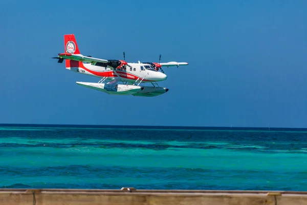Ari Atoll Maldives 2018 热带海滩度假胜地的水上飞机 奢华的夏季旅游目的地是马尔代夫群岛的水上飞机 异国情调的假期或假日交通 马尔代夫海 — 图库照片