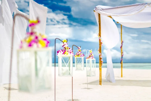 Романтическая Свадебная Церемония Пляже Красочная Свадебная Арка Беседка Бамбука Текстиля — стоковое фото