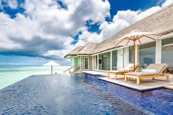 Luxus Resort Außenpool Und Bewölkten Blauen Himmel Luxuriöse Tropische Strandlandschaft — Stockfoto
