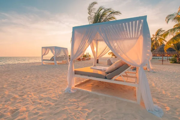 Baldacchini Spiaggia Bianchi Tramonto Tende Spiaggia Lusso Lussuoso Resort Sulla — Foto Stock