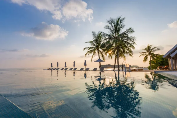 Zonsondergang Zwembad Water Reflectie Landschap Luxe Strandresort Met Zwembad Strandstoelen — Stockfoto