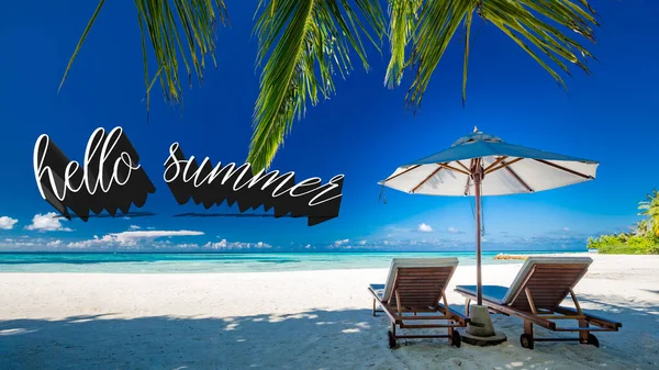 关于热带海滩风景的富有启发性的夏季引文 夫妇海滩床 有伞的椅子 白色的沙子和海景 复制空间海滩背景 天堂岛自然概念 夏季度假设计横幅 假日设计 暑期旅游 — 图库照片