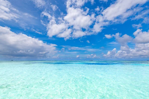 完璧な空とインド洋の水 太陽の光が反射する穏やかな熱帯の海の上の青い空の雲 — ストック写真
