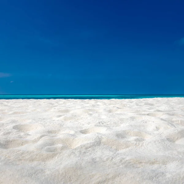 Zbliżenie Piasku Plaży Błękitne Letnie Niebo Panoramiczny Krajobraz Plaży Pusta — Zdjęcie stockowe