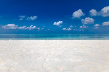 Yaz mevsimi deniz manzarası güzel dalgalar, güneşli bir günde mavi deniz suyu. Deniz manzarası, inanılmaz tropikal doğa arka planı. Su sıçratan dalgalar ve kumsal kum konseptiyle güzel, parlak deniz.