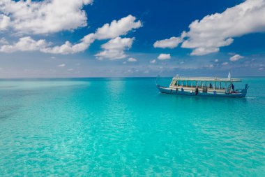 İnanılmaz yaz tatili geçmişi. Maldivler ahşap tekne, Dhoni çarpıcı mavi okyanus gölünde. Rahatlatıcı deniz manzarası, Maldiv şnorkeli ve dalış eğlence aktivitesi, tur turizmi konsepti