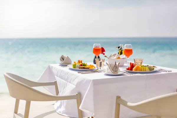 Luxe Ontbijt Eten Witte Tafel Met Prachtig Tropisch Uitzicht Zee — Stockfoto