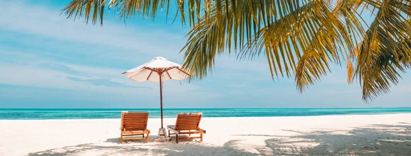 Prachtige Tropische Zonsondergang Landschap Twee Ligbedden Ligstoelen Parasol Onder Palmbomen — Stockfoto