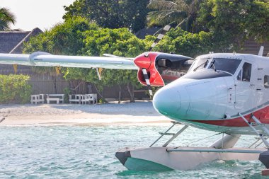 Güney Ari Atoll, Dhidhoofinolhu, Maldivler - 15 Aralık 2019: Tropikal sahil beldesinde deniz uçağı. Maldivler adalarında deniz uçağıyla lüks yaz seyahatleri. Egzotik tatil ya da tatil ulaşımı, Maldivler denizi