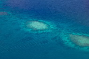 Yaz mevsimi deniz manzarası güzel dalgalar, güneşli bir günde mavi deniz suyu. İHA 'nın üst görüntüsü. Deniz manzarası, inanılmaz tropikal doğa arka planı. Su sıçratan dalgalar ve kumsal kum konseptiyle güzel, parlak deniz.