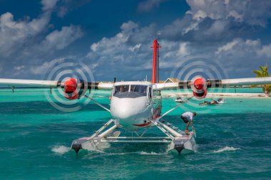 Güney Ari Atoll, Dhidhoofinolhu, Maldivler - 15 Aralık 2019: Tropikal sahil beldesinde deniz uçağı. Maldivler adalarında deniz uçağıyla lüks yaz seyahatleri. Egzotik tatil ya da tatil ulaşımı, Maldivler denizi