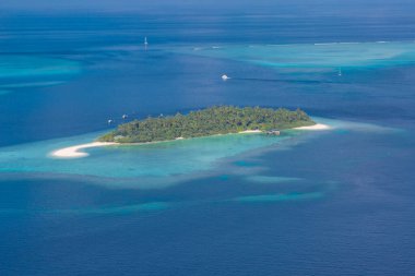 Maldivler 'deki küçük tropikal ada havadan görülebiliyor. Lüks seyahat cenneti, huzurlu doğa, egzotik adalı mercan resifi. Tropik seyahat tatili, hava manzarası