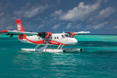 Güney Ari Atoll, Dhidhoofinolhu, Maldivler - 15 Aralık 2019: Tropikal sahil beldesinde deniz uçağı. Maldivler adalarında deniz uçağıyla lüks yaz seyahatleri. Egzotik tatil ya da tatil ulaşımı, Maldivler denizi