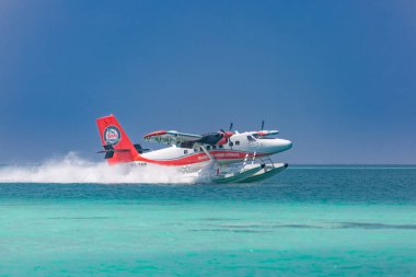 Güney Ari Atoll, Dhidhoofinolhu, Maldivler - 15 Aralık 2019: Tropikal sahil beldesinde deniz uçağı. Maldivler adalarında deniz uçağıyla lüks yaz seyahatleri. Egzotik tatil ya da tatil ulaşımı, Maldivler denizi