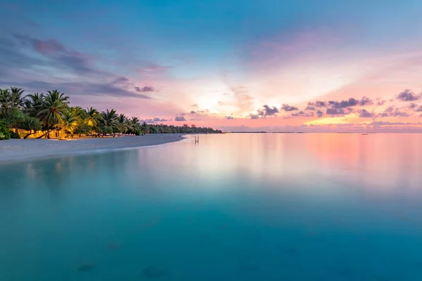 时断时续的暑假或假日风景 热带日落海滩景观与海景反射 异国情调的自然景观 令人心旷神怡的宁静的自然环境 日落时分的地平线 — 图库照片