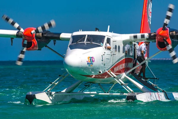 南阿里环礁 South Ari Atoll Dhidhoofinolhu Maldives 2019年12月15日 热带海滩度假地的海陆空飞机 奢华的夏季旅游目的地是马尔代夫群岛的水上飞机 异国情调的假期或假日交通 — 图库照片