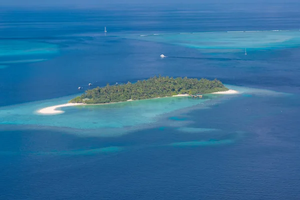 モルジブの小さな熱帯の島は 空中からの環礁 豪華な旅行の楽園 平和的な自然 エキゾチックな島とサンゴ礁 熱帯旅行休暇 空中風景 — ストック写真