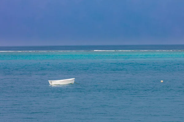 Barco Blanco Solitario Horizonte Marítimo Soledad Dramática Plantilla Perdida — Foto de Stock