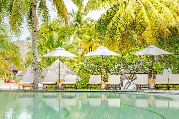 Luxury Infinity Pool Loungers Palm Trees White Sand Perfect Summer — Stock Photo, Image