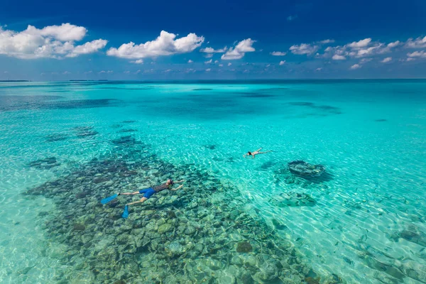 Caucasian Couple Tourists Snorkel Crystal Turquoise Water Maldives Island Summer — Foto de Stock
