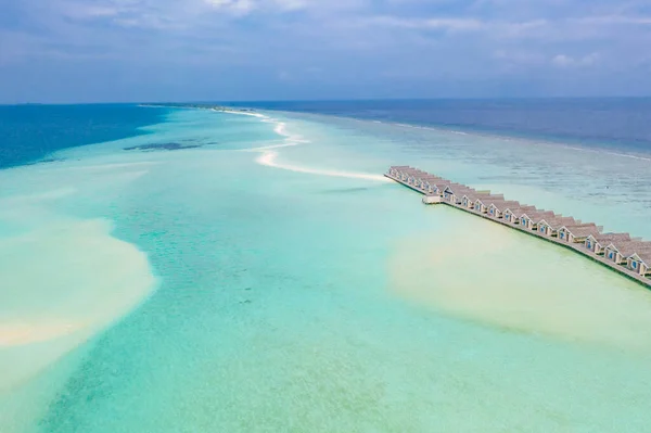 Légi Felvétel Egy Szigetre Maldív Szigeteken Türkiz Vizekkel Luxusvillák Bungalók — Stock Fotó