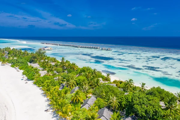 Вид Воздуха Остров Мальдивах Бирюзовыми Водами Люксовые Водные Виллы Бьют — стоковое фото