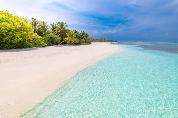 Hermosa Playa Con Palmeras Cielo Malhumorado Vacaciones Verano Vacaciones Concepto — Foto de Stock