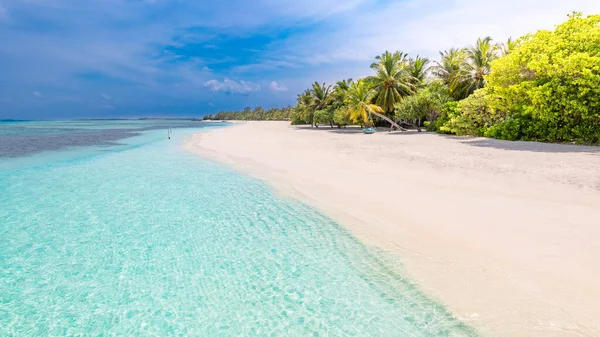 Schöner Strand Mit Palmen Und Stimmungsvollem Himmel Sommerurlaub Reise Urlaub — Stockfoto