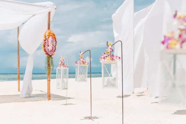 Романтическая Свадебная Церемония Пляже Цветы Свадебная Церемония Моря Свадьба Медовый — стоковое фото