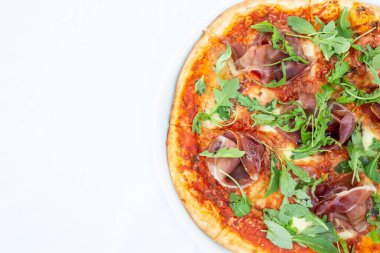 Beyaz arka planda lezzetli pizza. İtalyan pizzası ve mozzarella. Beyaz arka planda Parma jambonu. Üst görünüm 