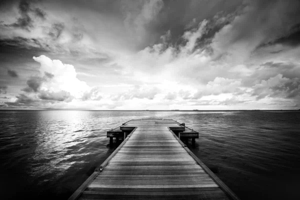 戏剧化的落日戏剧化的天空笼罩着木板码头 平静的大海抚慰着大海的地平线 海滨码头及戏剧性的海景景观 — 图库照片
