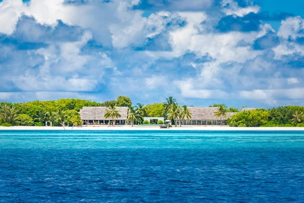 马尔代夫岛海洋泻湖的浅水平房 热带全景 豪华水上别墅度假胜地 有木制码头或防波堤 暑假和度假概念的奢华旅游目的地背景 — 图库照片