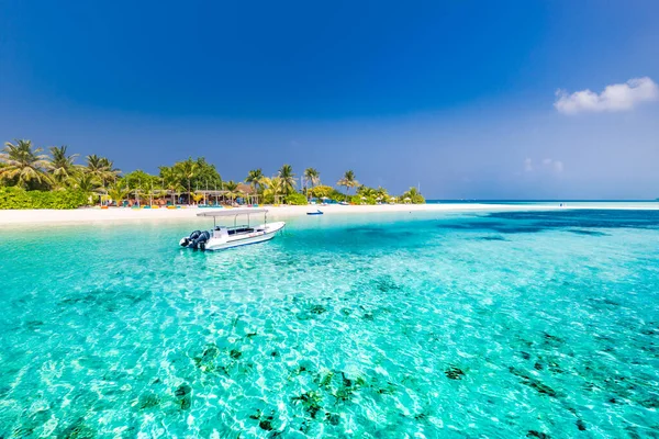 Hermosa Playa Tropical Con Agua Turquesa Barco —  Fotos de Stock