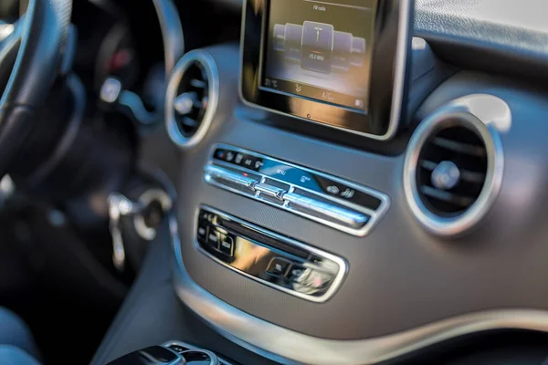 Zwarte Leren Bekleding Van Luxe Sportsedan Dashboard Console Met Multimediaspeler — Stockfoto