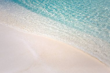 Sahil kıyısı ve deniz sörfü, sakin dalgalar. Idyllic sahnesi plajı. Güneşli havayla tropikal plajdan deniz manzarası