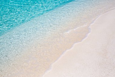 Sahil kıyısı ve deniz sörfü, sakin dalgalar. Idyllic sahnesi plajı. Güneşli havayla tropikal plajdan deniz manzarası