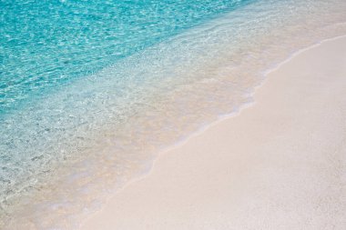 Sahil kıyısı ve deniz sörfü, sakin dalgalar. Idyllic sahnesi plajı. Güneşli havayla tropikal plajdan deniz manzarası